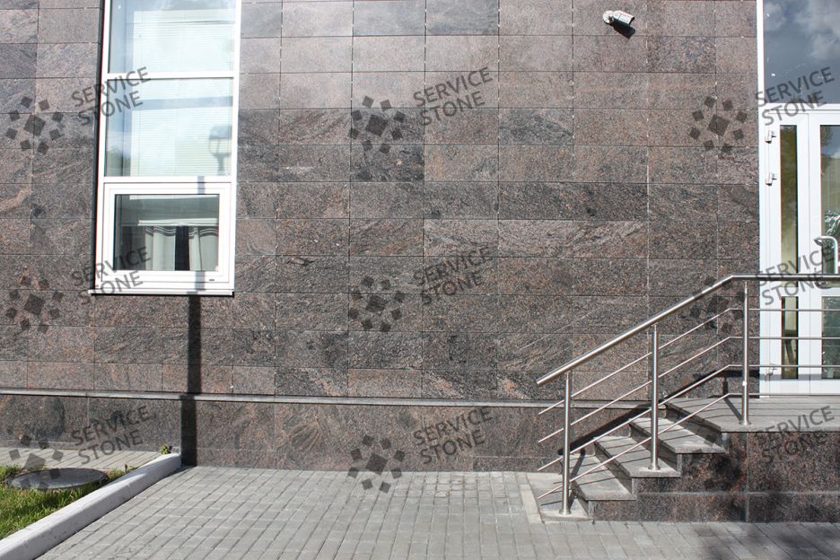Облицовка гранитом крыльца, цоколя и стен офисного здания